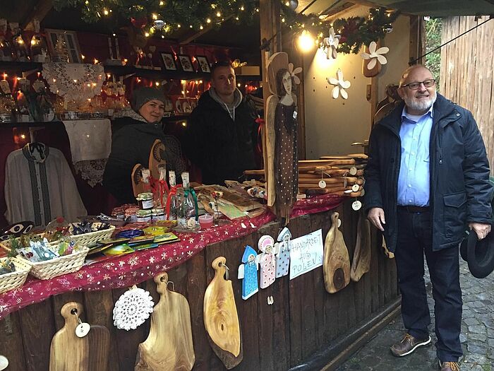 Ein Weihnachtsmarktstand mit Holzarbeiten und anderen Dingen in Monschau