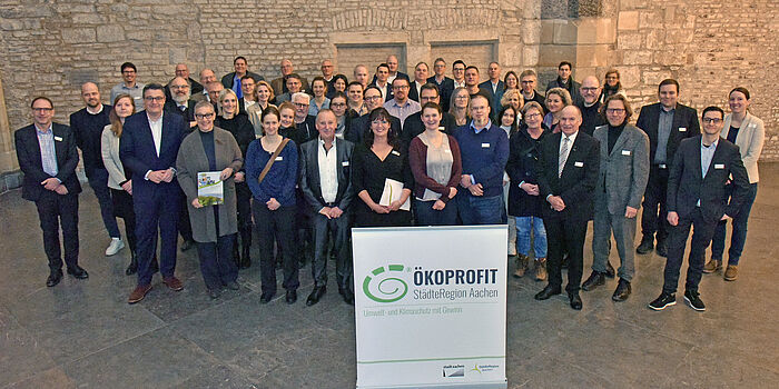 Gruppenfoto im Krönungssaal: Vertreterinnen und Vertreter von Firmen, die erfolgreich am Projekt Ökoprofit teilgenommen haben.