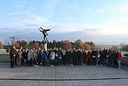 Gruppenfoto der Schüler_innen am Soldatenfriedhof Henri-Chapelle
